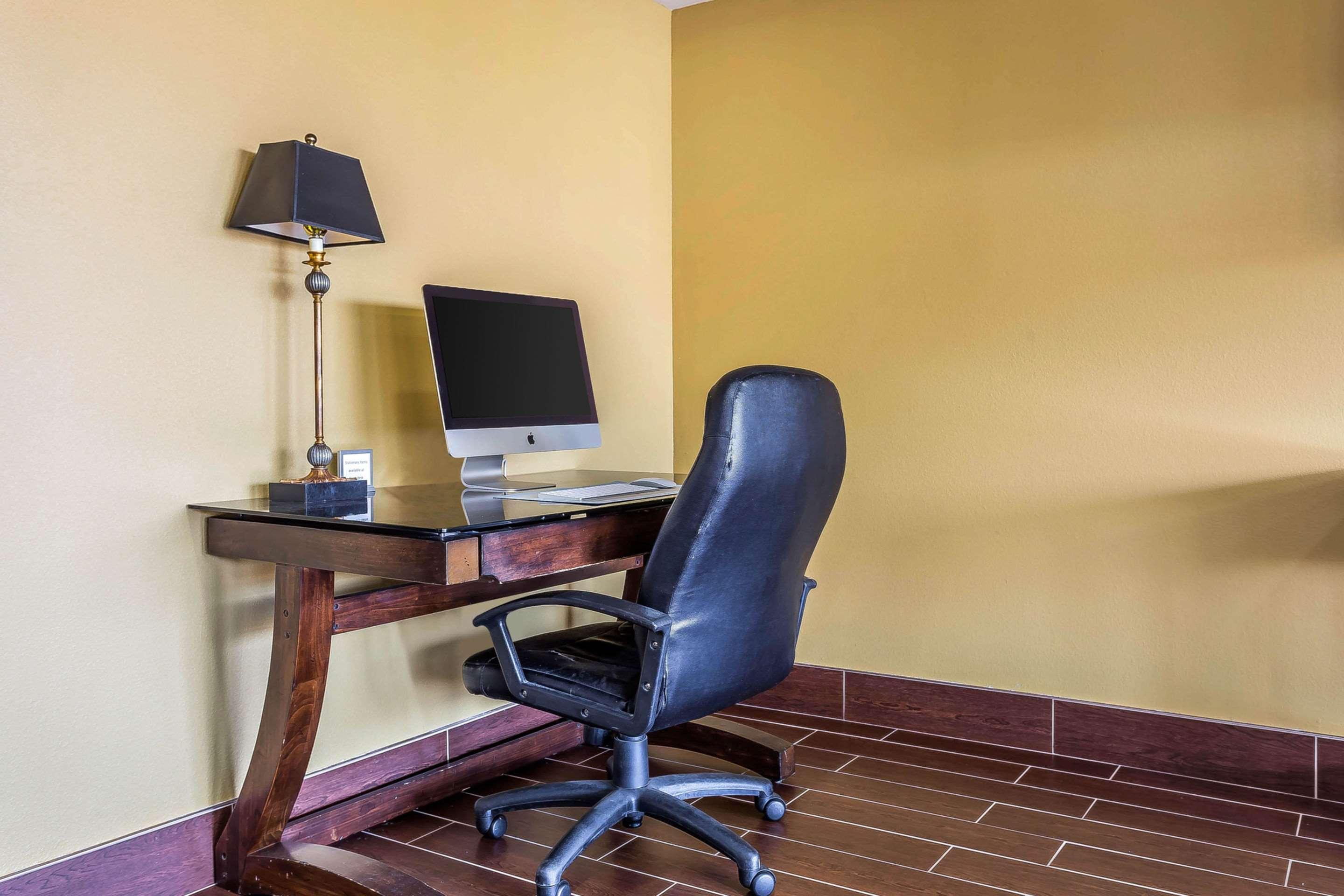 Quality Inn & Suites Near Robins Air Force Base Warner Robins Exteriör bild
